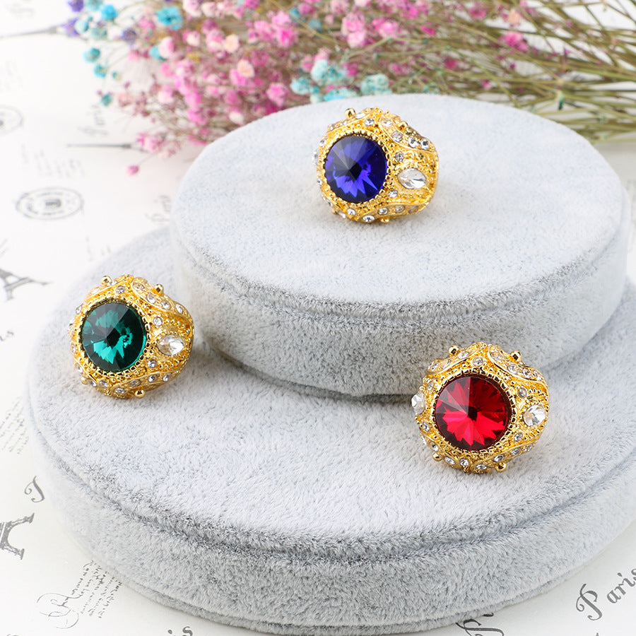 SOVEREIGN STONE Retro Crown Ring Satellite Stone